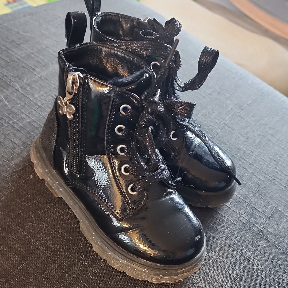 2/15$ 🥾 Black Kids Boots with Zipper